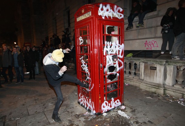 Протестующие студенты устраивают погромы в Лондоне
