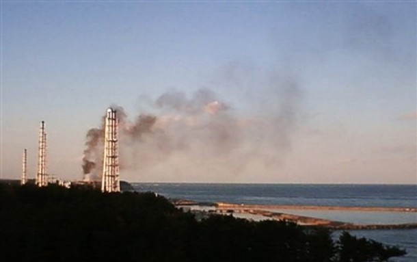 Чёрный дым над 3 энергоблоком АЭС «Фукусима-1», 23 марта 2011