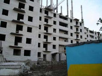 Строители отдыхают: в крупных городах Украины заморожено около половины строек