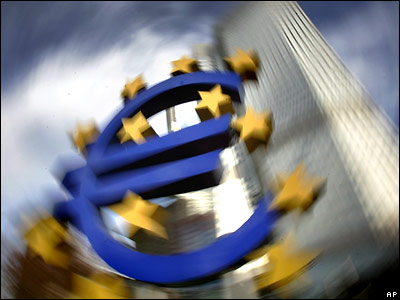 Евро завершает неделю рекордным падением к доллару
