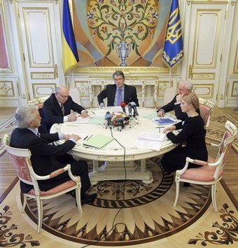 Ющенко, Тимошенко и Литвин договорились вместе бороться с кризисом