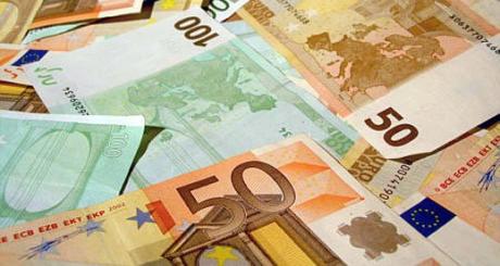 Евро дешевеет на опасениях ослабления банковской системы в Европе