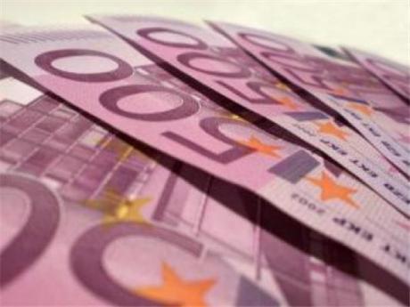 По завышенной цене на аукционе евро купил один банк