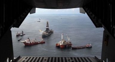 ВР начала цементировать источник утечки нефти в Мексиканском заливе