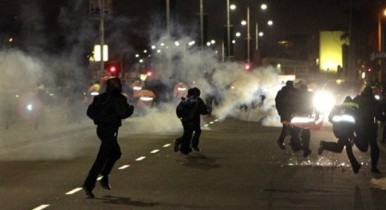 В ЮАР полиция применила слезоточивый газ для разгона демонстрантов