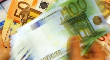 Банки массово вывозят из Украины наличные евро