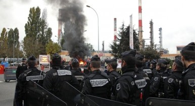 Французская полиция отбила у бастующих главный парижский НПЗ