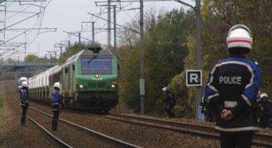 Во Франции экологи остановили поезд с радиоактивными отходами