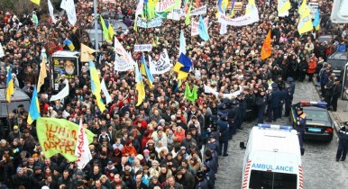 В Киеве участники акции протеста от Администрации Президента отправились на Майдан Независимости