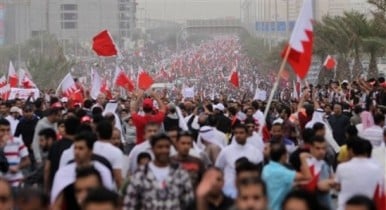 Тысячи демонстрантов движутся к зданию правительства Бахрейна (фото)