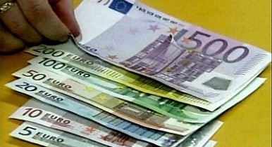 На межбанке незначительно подешевел евро