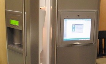 Сегодня компания LG представила умный холодильник, управлять которым можно удаленно — с помощью смартфона или планшета.