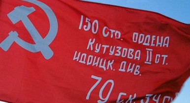 Верховная Рада обязала поднимать красный флаг в День Победы наряду с государственным