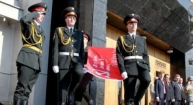 На Крещатике пронесли первым красный флаг вместо государственного