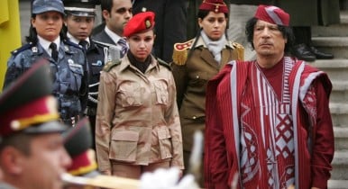СМИ: Каддафи начал набор в армию женщин и детей