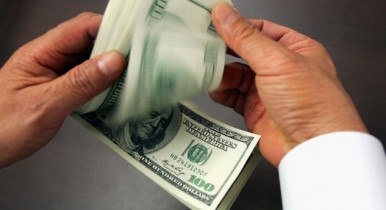 Эксперт: Национальный банк сдерживает валютный курс от «заползания» за 8 гривен за доллар