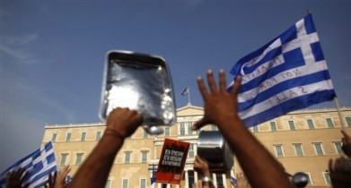 Греция вводит меры для получения новой финансовой помощи, граждане протестуют