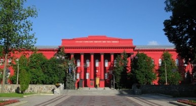 Топ-10 самых дорогих университетов Украины, где обучают экономическим специальностям