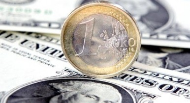 Евро держится у минимумов перед заседанием Европейского центробанка