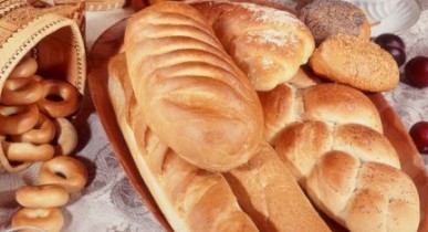 Азаров пообещал не допустить роста цен на хлеб