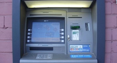 Комиссию в банкоматах могут запретить