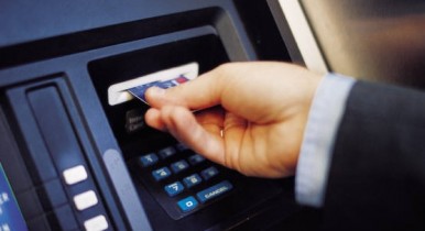 Банкиры выступили против запрета комиссий при снятии денег через банкомат.