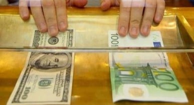 Покупка валюты, украинцы установили рекорд покупки валюты.