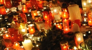 В память о жертвах землетрясения в Японии зажгли тысячи свечей.