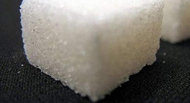 Сахара в Украине много, но покупают его неохотно, украинцев кормят дешевыми сахарозаменителями.
