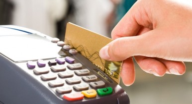 Украинцы стали чаще оплачивать покупки платежными картами
