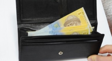 Украинцы в среднем получают 3000 гривен в месяц.