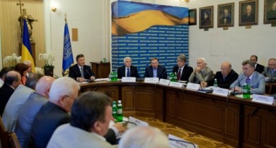 Ющенко и Кучма пришли к Януковичу писать Конституцию.