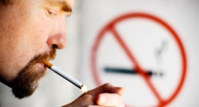 В Украине с 16 декабря будет запрещено курить в кафе, барах и ресторанах