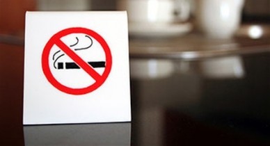 Запрет курить в кафе подействовал, но не на всех