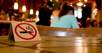 Депутат предлагает отменить запрет на курение в ресторанах и кафе.