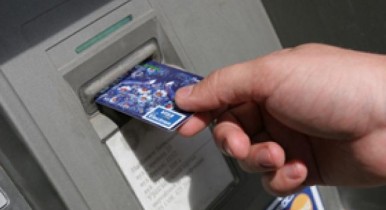 В Украине стали убирать с улиц банкоматы.