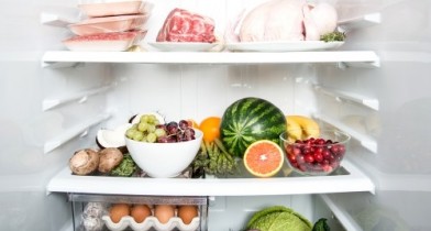 Подсчитано, что средний человек в странах Европы и Северной Америки выбрасывает до 100 килограммов продуктов каждый год только из-за того, что они испортились или стали мало привлекательны из-за неправильного хранения в холодильниках.