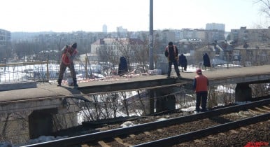 Два ведомства винят друг друга в обрушении ж/д платформы в Киеве.