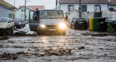 Регионы бросились спасать Киев от наводнения.