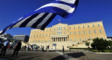 Греция начала масштабное увольнение госслужащих.