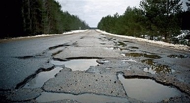 Названы самые разбитые дороги Киева и Украины .