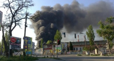 Пожар в Киеве: возле метро Выдубичи горит склад бумажных изделий.