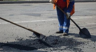 Киевские коммунальщики «заработали» на ремонте дорог 100 тыс. гривен.