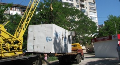 В Киеве массово демонтируют незаконные ларьки.