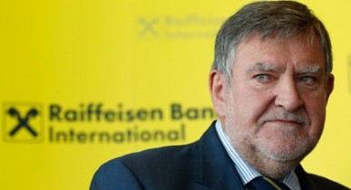 Глава группы Raiffeisen Bank уходит в отставку.