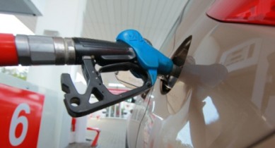 Кабмин обещает не повышать акцизы на бензин.