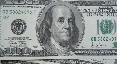 Доллар поднялся до пика 2,5 недель к корзине мировых валют