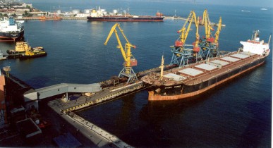 В портах инспектируются брошенные контейнеры.