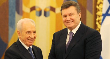 Янукович встретился с Пересом в Крыму.
