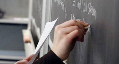 Азаров намерен заставить выпускников педвузов обязательно работать в школах.